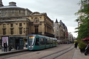 Водители трамваев и автобусов в Нанте вышли на работу в юбках