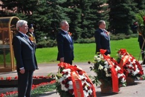 Профсоюзные лидеры возложили памятные венки в честь дня Победы