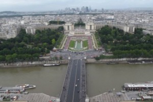 В Париже коммунальщики блокируют вывоз мусора