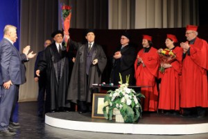 Докторская мантия для певца и депутата