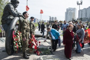 Москвичи накануне Дня Победы почтили память героев-автомобилистов