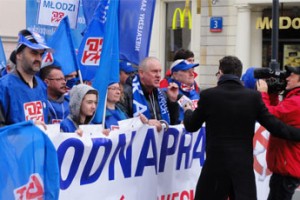 В Варшаве проходит многотысячная манифестация бюджетников