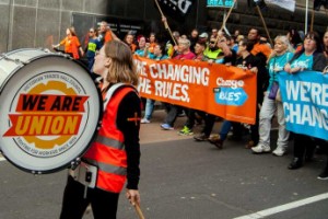 За зарплату и партию