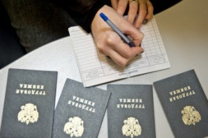 Минтруд внес в правительство законопроект об электронных трудовых книжках