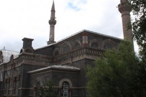 У мечети Александра Невского