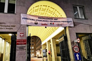 Профсоюзы польского Центробанка протестуют против заморозки зарплат