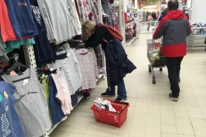 Более половины россиян экономят на одежде и развлечениях