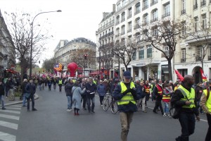 Во Франции можно за 15 евро нанять статиста для митинга