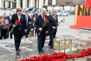 Профсоюзные лидеры возложили венки к мемориалу Неизвестного солдата