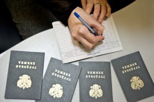 В ПФР разъяснили, почему нельзя уничтожать бумажные трудовые книжки