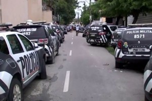 Стражи порядка протестуют