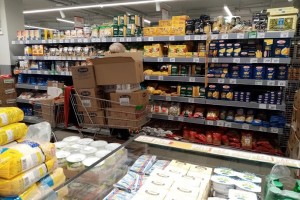 Минпромторг: удалось избежать дефицита продуктов и средств защиты