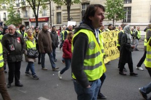 В Париже полиция применила слезоточивый газ против «желтых жилетов»