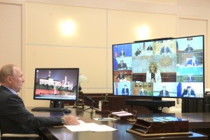 Путин объявил о продлении коронавирусных выплат медикам