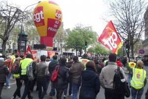 Увеличения минимальной зарплаты до 1800 евро требуют профсоюзы Франции