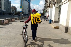  Названа средняя зарплата курьеров в городах России