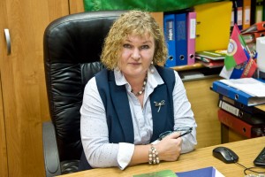 Сквозь асфальт у перекрестка