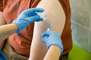 Невакцинированных украинских чиновников и учителей отстранят от работы