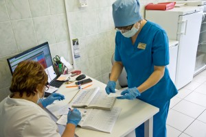 Глава комитета ГД назвал острой ситуацию с оплатой труда медиков