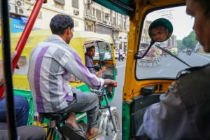 Таксисты и рикши Дели объявили забастовку