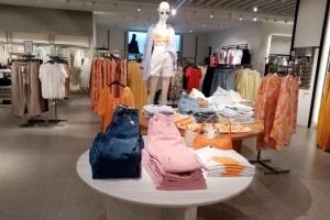 Сотрудники Mango в Москве получают зарплату за работу и за простой