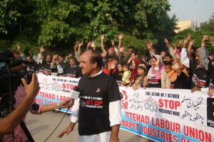 Пакистанские ткачи добились повышения зарплаты после месячной забастовки