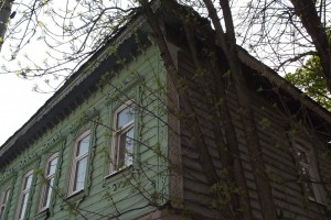 Минстрой разрешил переселять людей из аварийного жилья в деревянные дома