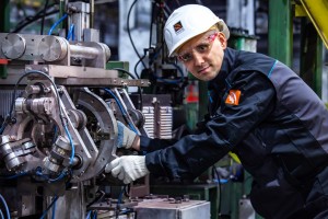 Работники Первоуральского новотрубного завода начали использовать экзоскелеты