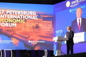 Путин объявил о снижении уровня бедности, росте доходов, МРОТ и пособий