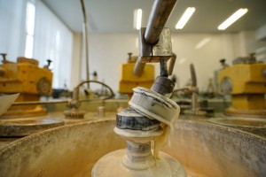 Оптический цех КМЗ им. Зверева: линзы полируют с помощью смолы