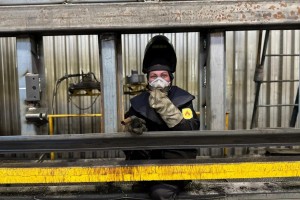 НЕФАЗ: кадровый потенциал и социальный пакет - видеорепортаж