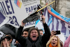 Профсоюзы через суд приостановили действие части указов президента Аргентины