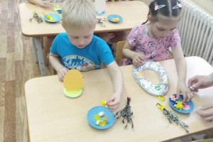 Творческий мастер-класс: дети изготовили пасхальный венок в детском саду