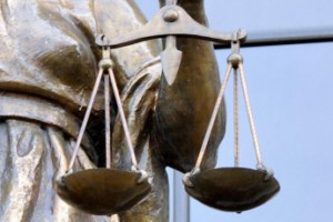 Учитель из Архангельской области оспорит в Конституционном суде включение надбавок в МРОТ