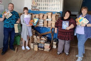 Почти 1000 книг передали члены профсоюза Горьковского автозавода сельской библиотеке