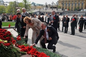 Профсоюзные лидеры возложили памятные венки в честь дня Победы
