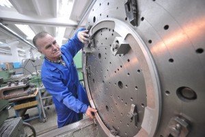 Российские работодатели все чаще предлагают зарплаты от 100 тысяч рублей рабочим