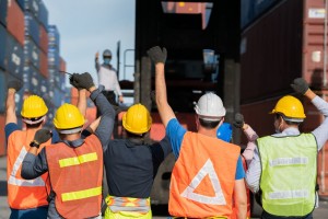 Докеры в США получили повышение зарплат и прекратили забастовку