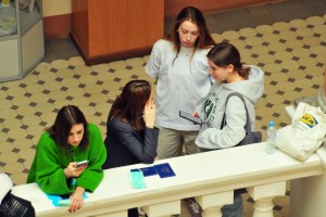 Выпускницы вузов получают меньше, чем выпускники