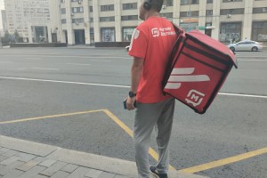 Лидер свердловских профсоюзов предложил направлять мигрантов на курьерскую работу