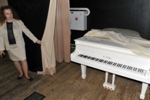 Белый рояль в треснувшем кинотеатре