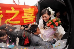 Сотрудникам китайской компании поставили ультиматум: брак или увольнение