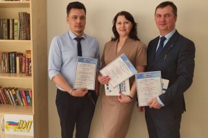 В ТюмнМО ВЭП назвали лучших авторов и вручили книгу в подарок от редакции газеты «Солидарность»