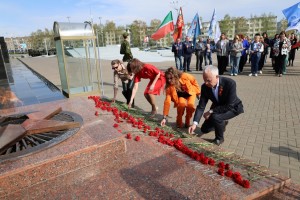 Вечная память героям: профлидеры ПАО «КАМАЗ» возложили цветы к Вечному огню