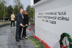 Профсоюзы приняли участие в церемонии возложения цветов к мемориалу Труженикам тыла и стеле «Омск – город трудовой доблести»