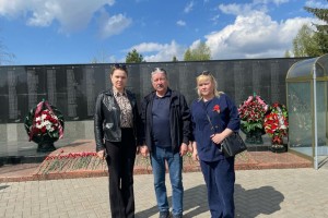 Председатели первичных профорганизаций КАМАЗа возложили венки к мемориалу «Родина-мать»