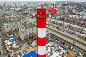 Сургутские городские электрические сети на 80-метровой высоте установили копию Знамени Победы
