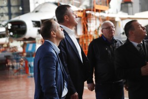 Виктор Пинский попросил Дениса Мантурова помочь сохранить 322 авиаремонтный завод