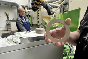 Женщины в два раза чаще стали выбирать работу на производстве