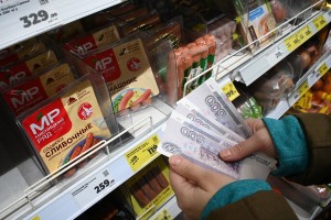 Большинство россиян не верят, что их доходы поспеют за ростом цен